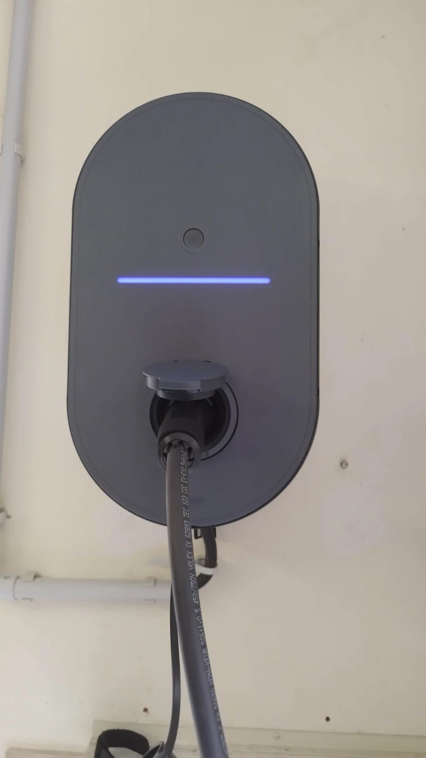 Borne de recharge murale installée par PRO ELEC, avec le câble de recharge branché