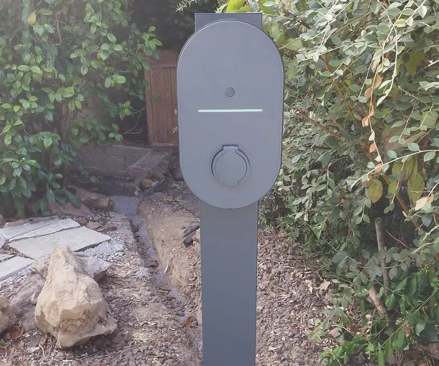 Borne de recharge Legrand sur pied installée à Villebougis par PRO ELEC
