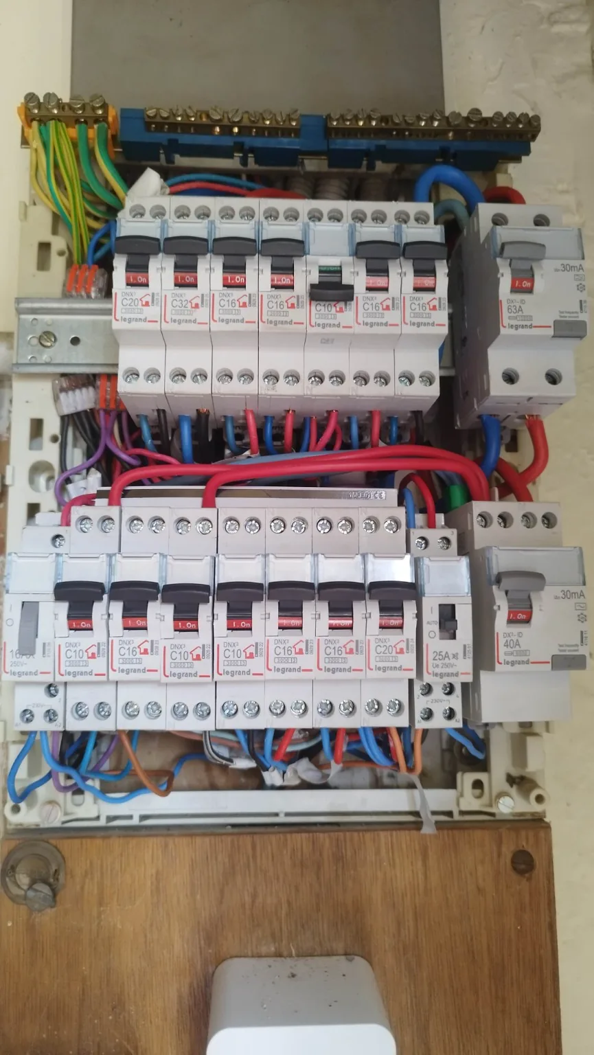 Tableau électrique après reprise ponctuelle du câblage lors d'un dépannage à Migennes