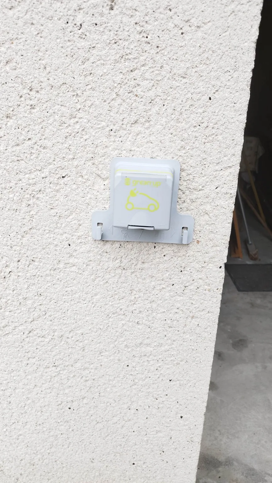 Prise renforcée Green’up installée en façade par PRO ELEC, secteur Charmoy