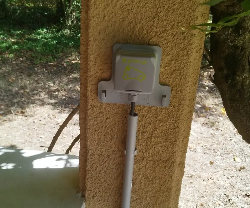 Prise renforcée Green'Up installée en extérieur à La Ferté-Loupière par PRO ELEC